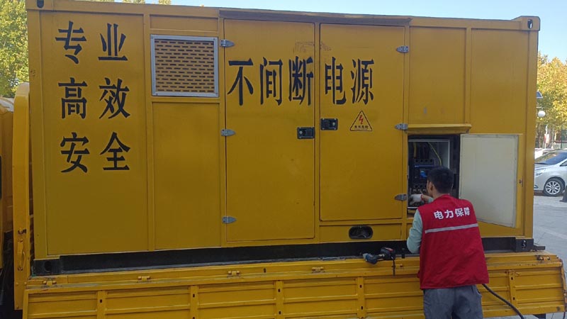 安居柴油发电机组和UPS电源配合使用时，如何避免切换过程中的电力中断？